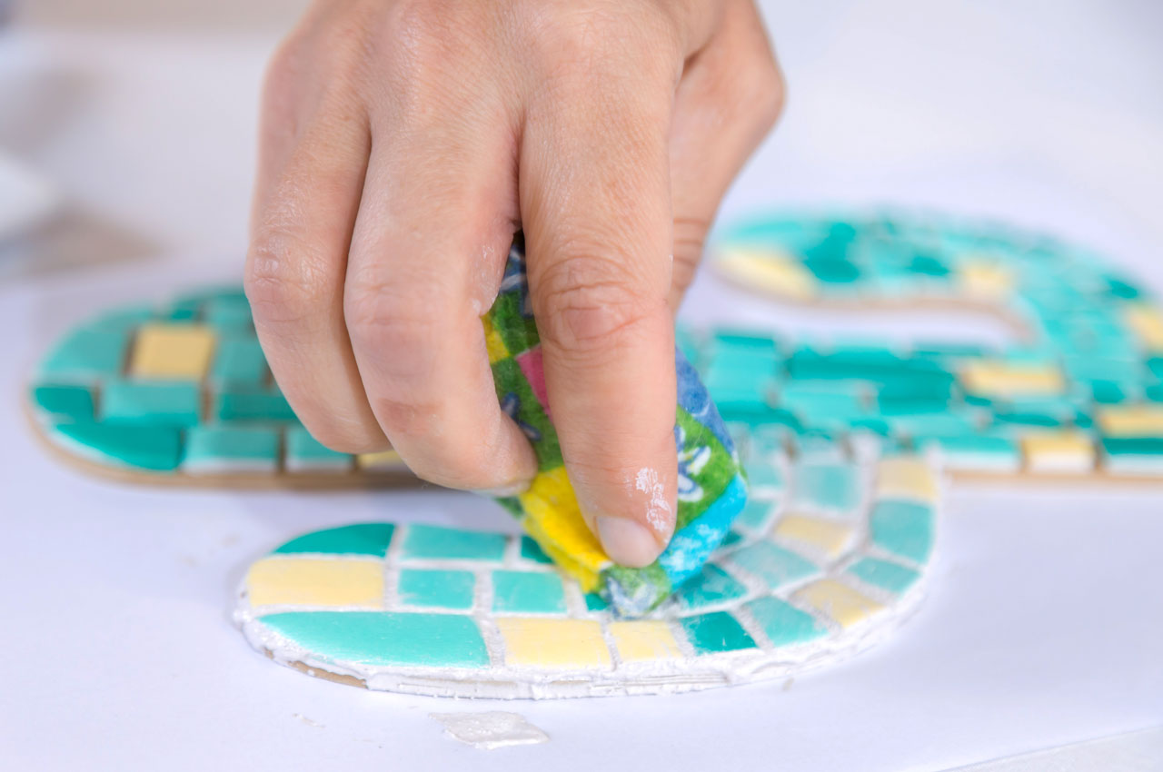 6- Cuando tengas todas las juntas cubiertas podés limpiar los mosaicos con un trapito apenas húmedo.