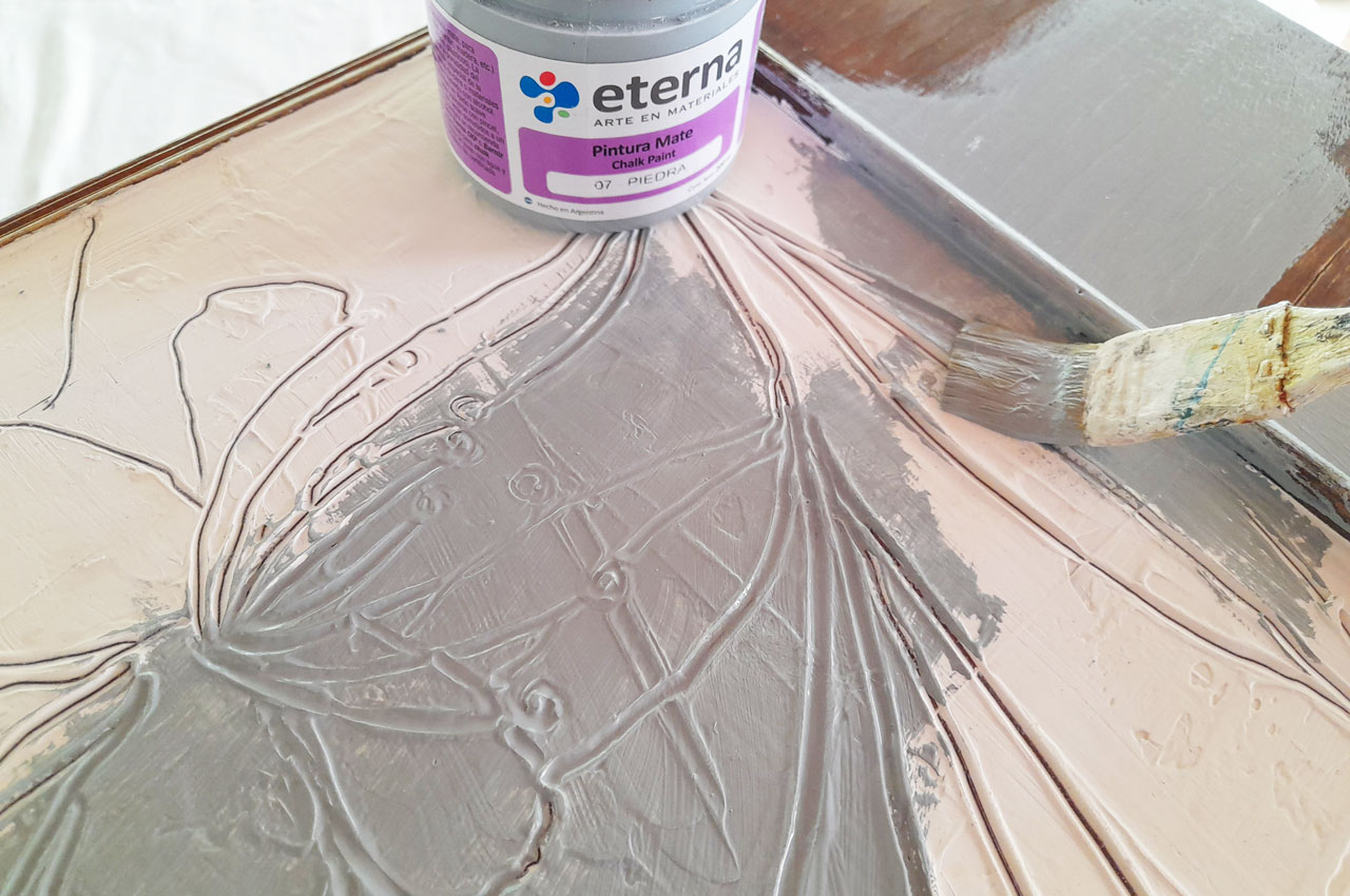 3- Por último, pintá las zonas que trabajaste con Pasta para Modelar, asegúrate que la pintura ingrese bien a los surcos del labrado.