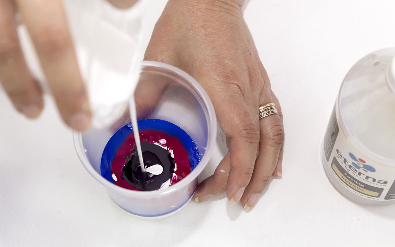 2- Alterná las capas de pintura que vertés en el recipiente en el orden que quieras. Pero nunca, nunca mezcles: solo las vas depositando.