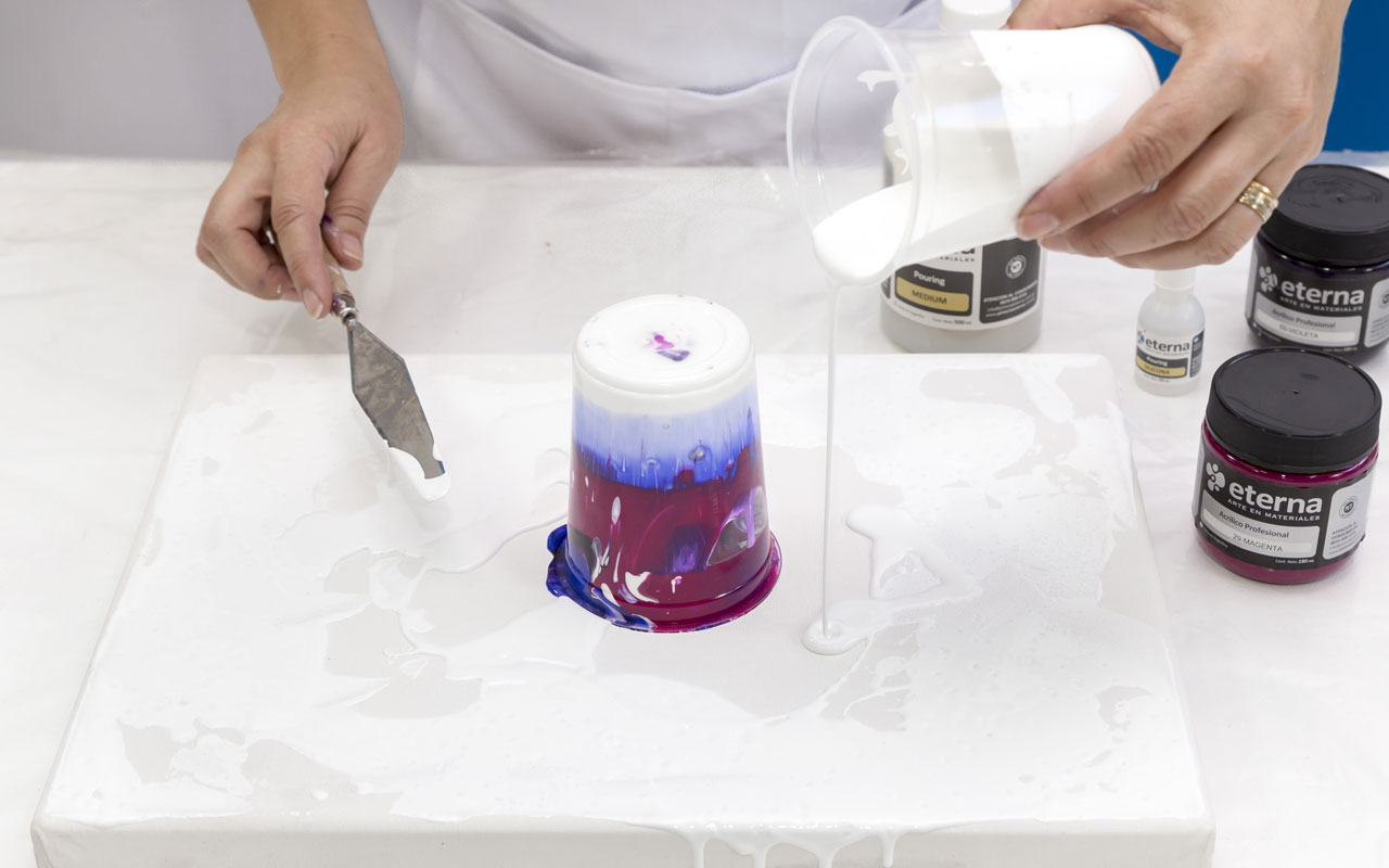 1- Antes de levantar el vaso con los colores combinados, chorreá sobre la superficie un poco del blanco que reservaste.