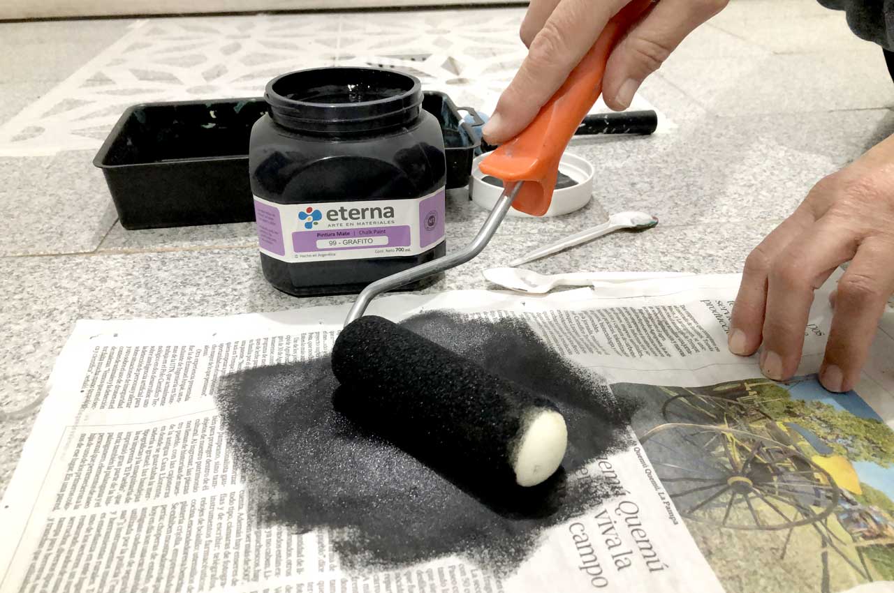 1. Cargá el rodillo de alta densidad en la Chalk Paint Grafito y realizá una descarga previa antes de ir al esténcil. Evitá diluir la pintura para que no se filtre en zonas indeseadas.