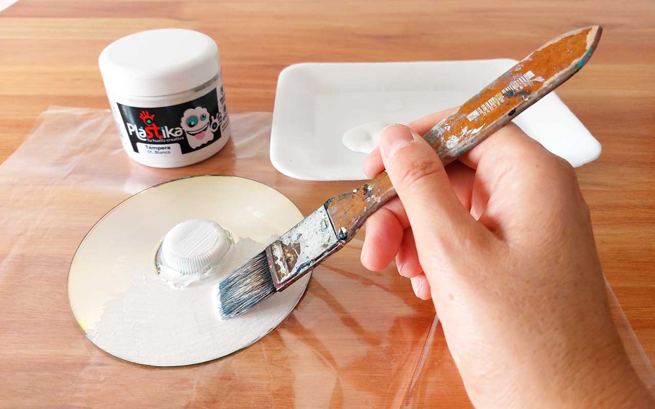 1. Para pintar toda la superficie de blanco podés usar una pinceleta ancha o poncear con un retazo de esponja. Dejá secar y da otra mano..