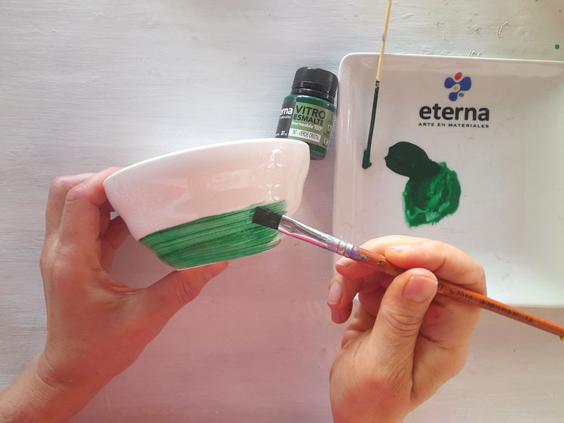 1. Pintá el sector inferior del bowl con un pincel chato y uno de los 10 colores Cristal de la carta de Vitroesmalte. Es ideal para generar una zona de mayor transparencia.