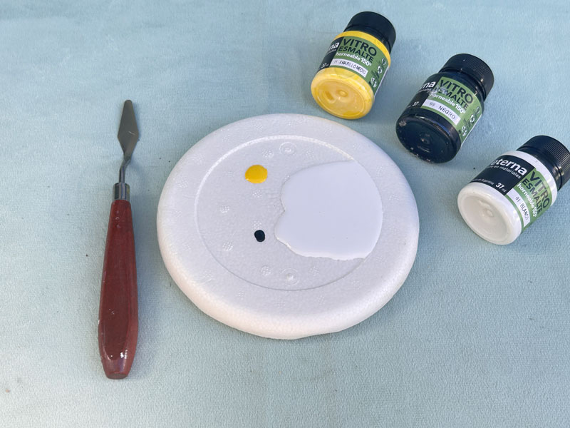 1. Para preparar el Blanco Relax necesitás agregarle al Blanco una pizca de Amarillo Medio y otra de Negro. Mezclá bien con espátula o cucharita.