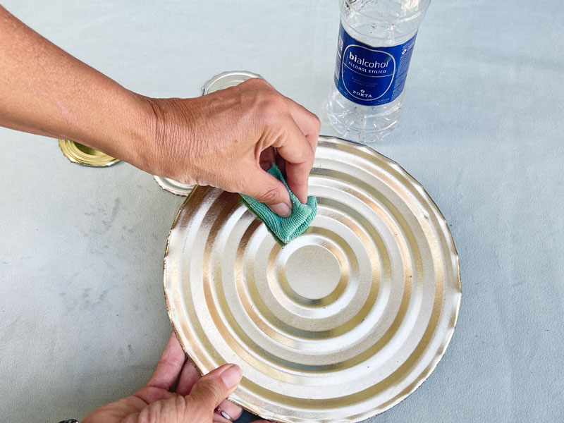 3. Repasá con un paño embebido en alcohol las superficies que vas a pintar para limpiarlas y desengrasarlas.