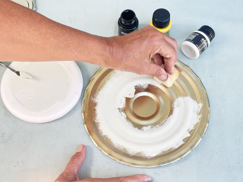 1. Poncear la primera mano: embebé un pedacito de esponja en desuso (limpia y seca) en tu mezcla de Blanco Relax. Con pequeños golpecitos cubrí una de las caras de cada círculo (grandes y chicos).