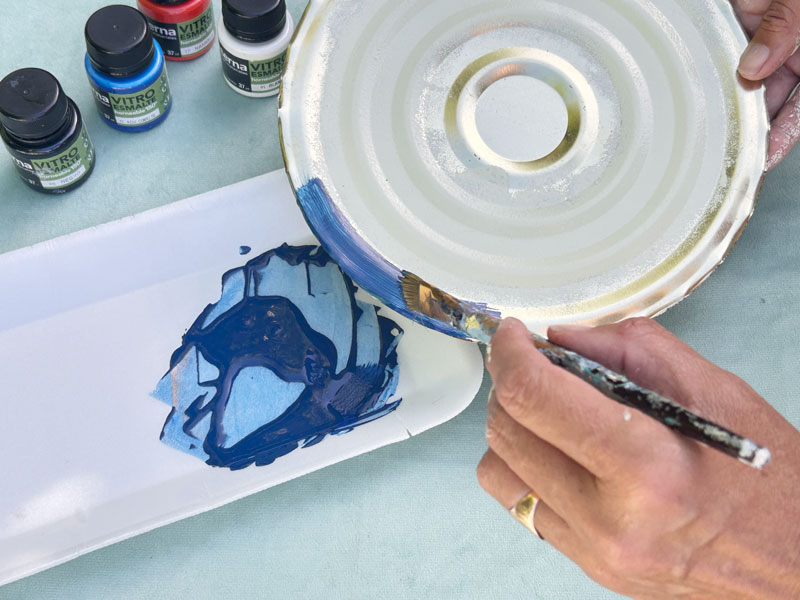 2. Pintá con pincel de un ancho similar a la franja externa para que sea más fácil: usá la mezcla de azul.