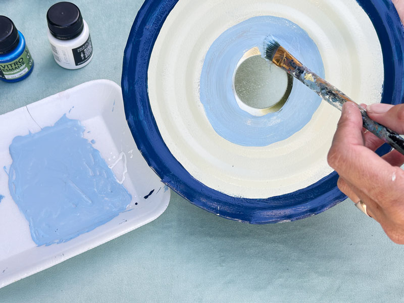 3. Tocá la superficie entre mano y mano: si no mancha los dedos, se puede pintar. Para la franja celeste mezclá un poco de Blanco Relax con una pizca del Azul “roto”.