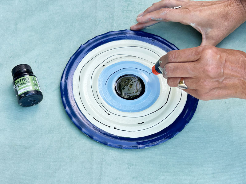 5. Te recomiendo usar una botellita de precisión para realizar las líneas libres que decoran toda la pieza.