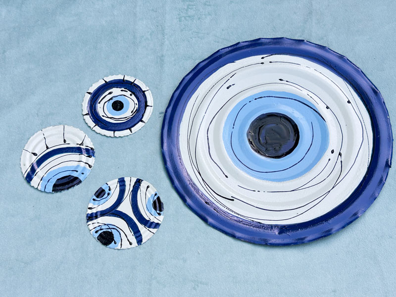 2. Cuando ambas caras estén pintadas y curadas en el horno, la superficie quedará vitrificada. Organizá las formas y realizá los agujeros para armar tu móvil de jardín.