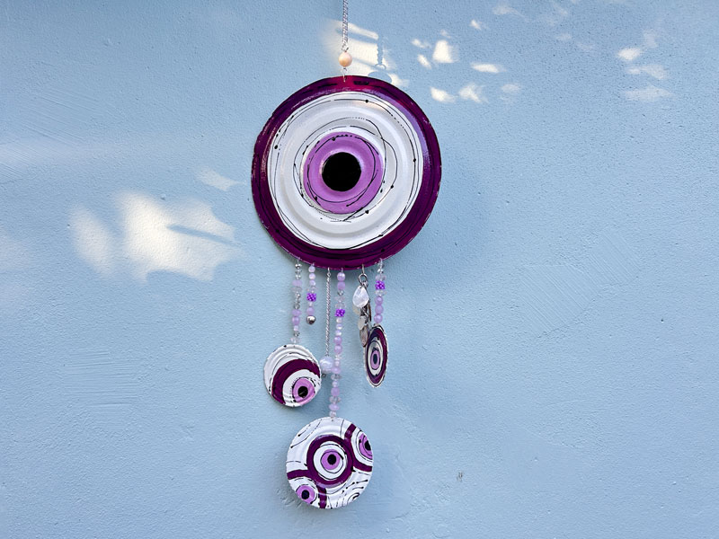 4. Podés crear otros “ojos protectores” con distintas paletas de color, como el que Betina realizó combinando el blanco del año con un morado.